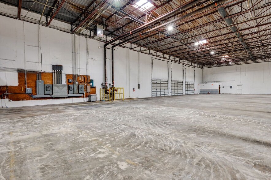 More Photos Of 2205-2215 E Pioneer Dr, Irving Manufacturing For Lease