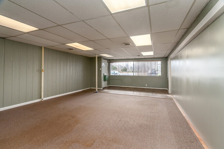 More Photos Of 828 E Main St, Carbondale General Retail For Sale