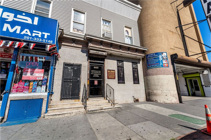 More Photos Of 867-869 Bergen Ave, Jersey City Storefront Retail Residential For Lease