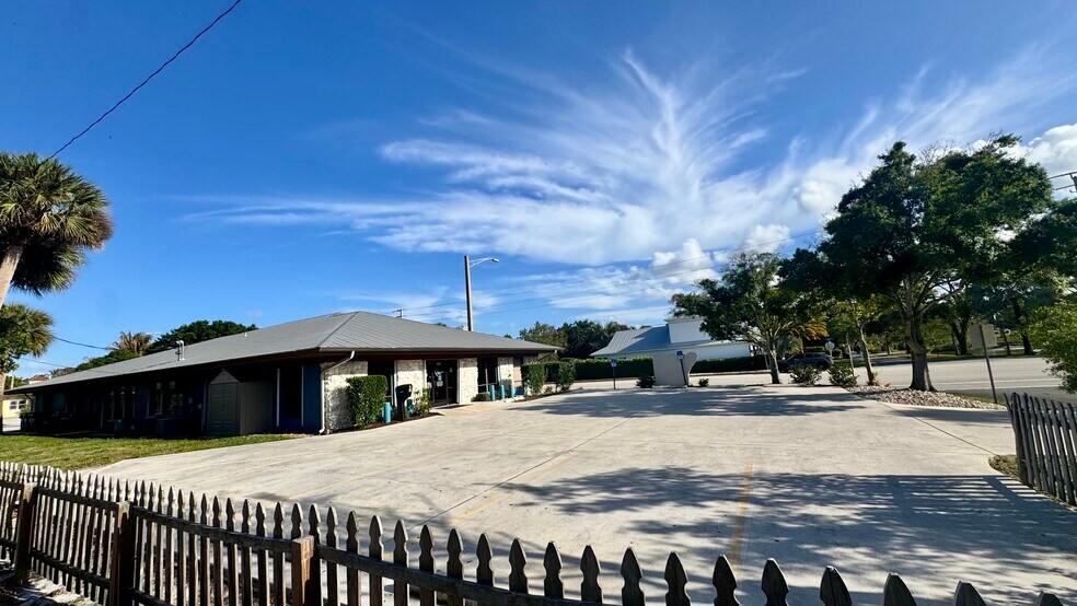 More Photos Of 1027 SE Ocean Blvd, Stuart Office For Lease
