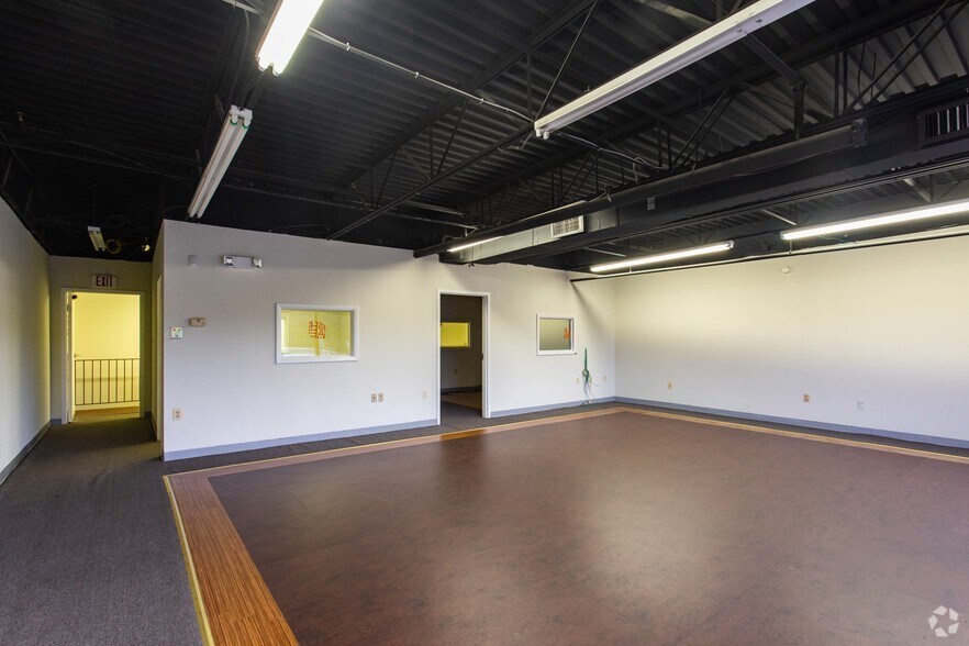 More Photos Of 8390 Terminal Rd, Lorton Flex For Lease