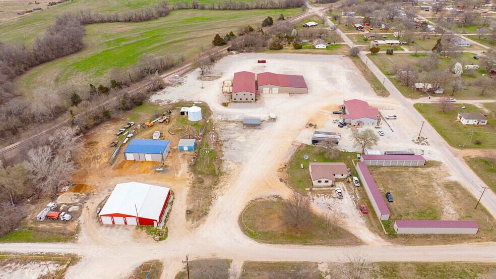 More Photos Of 122 N Hickory, Roff Flex For Sale