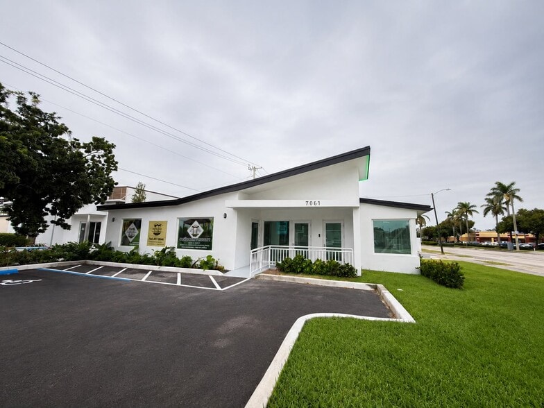 Primary Photo Of 7061 Taft St, Hollywood Medical For Sale
