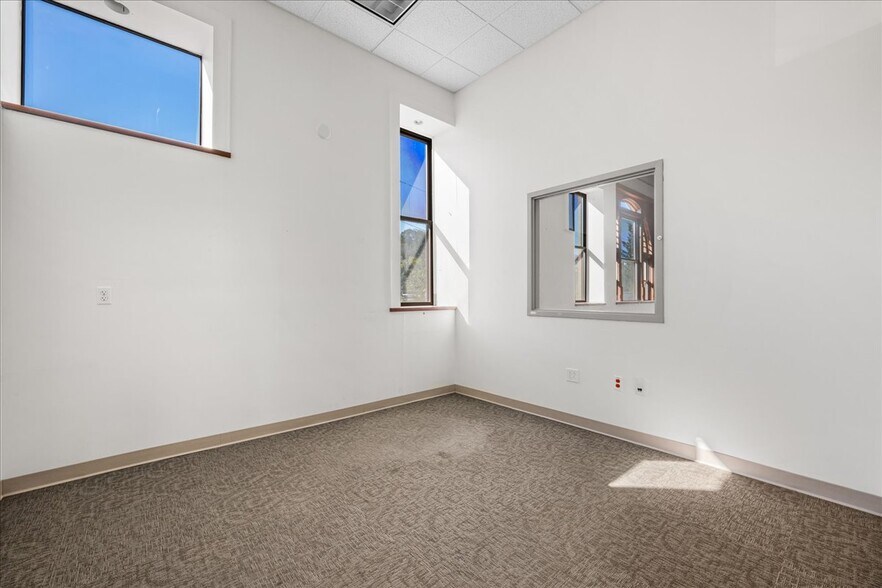 More Photos Of 10 Railroad Pl, Norwich Flex For Lease