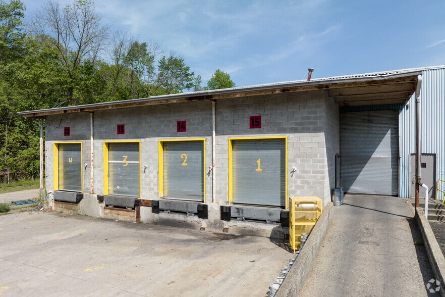 More Photos Of 55 Haul Rd, Wayne Warehouse For Lease