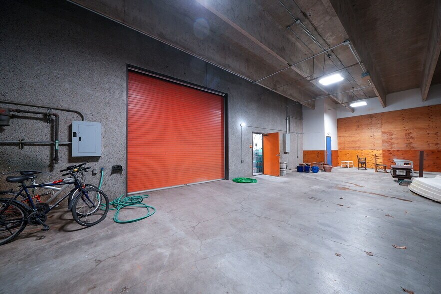 More Photos Of 1555-1557 SE Crystal Lake Dr, Corvallis Warehouse For Lease