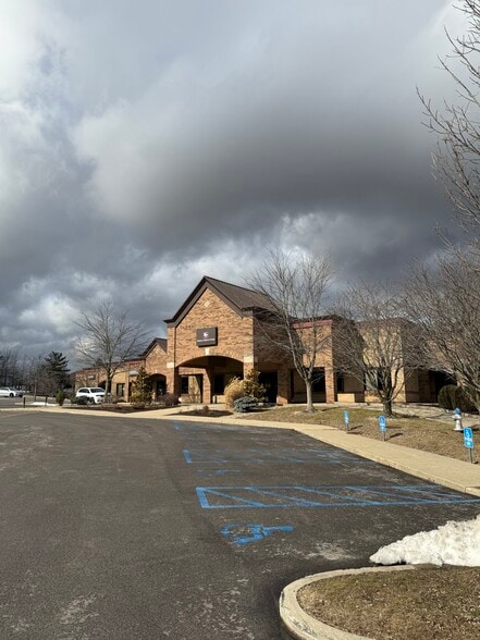 More Photos Of 413-431 S Landmark Ave, Bloomington Medical For Lease