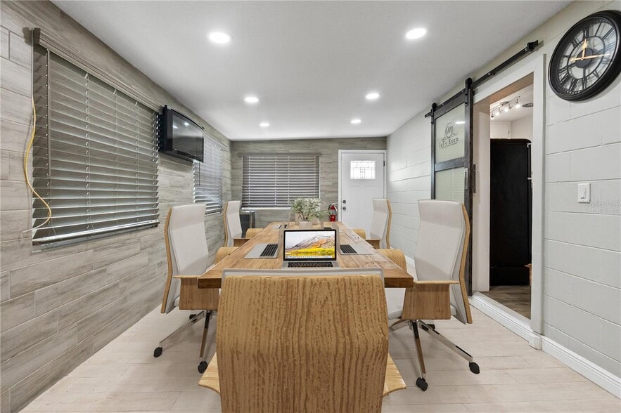 More Photos Of 5424 Edgewater Dr, Orlando Flex For Lease