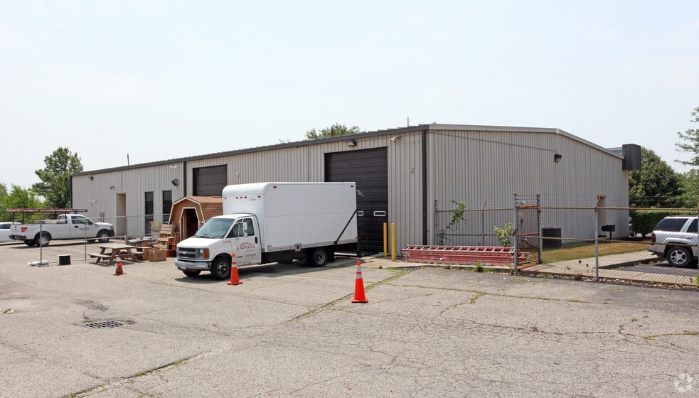 More Photos Of 6901 Americana Pky, Columbus Light Distribution For Lease