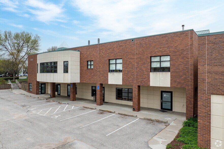 More Photos Of 201 S 68th St Pl, Lincoln Medical For Sale