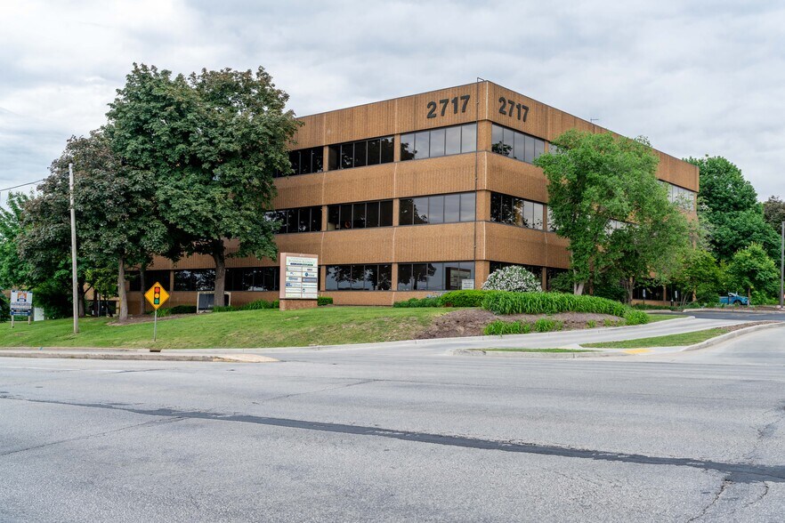 More Photos Of 2717 N Grandview Blvd, Waukesha Office For Lease