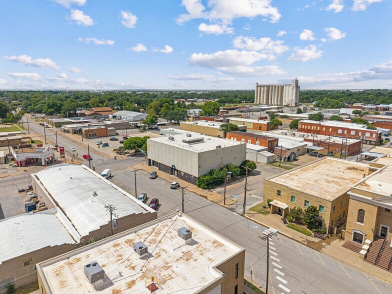 More Photos Of 317 E 3rd St, Burkburnett Bank For Sale