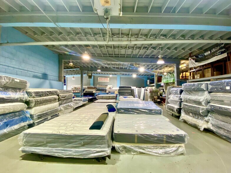 More Photos Of 1621-1637 SE Hawthorne Blvd, Portland Storefront For Sale