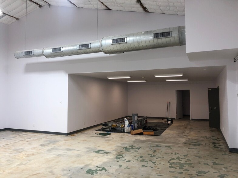 More Photos Of 2118 Mannix Dr, San Antonio Showroom For Sale