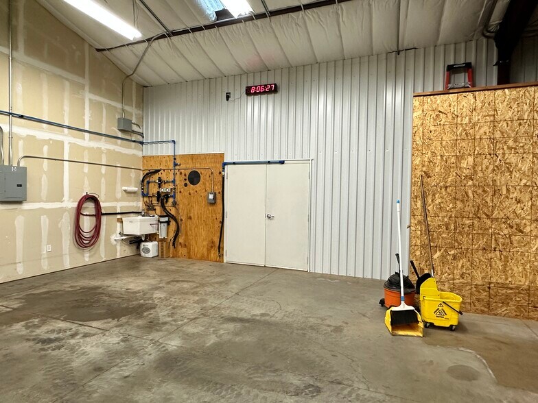 More Photos Of 1115 Ewald Ct, Paradise Manufacturing For Lease