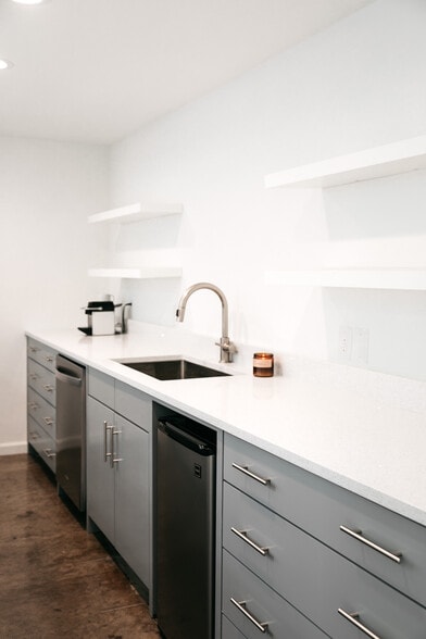 More Photos Of 2251 Vantage St, Dallas Loft Creative Space For Lease