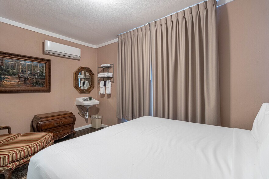 More Photos Of 115 E Commerce St, Mineola Hotel For Sale