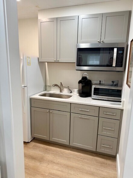 More Photos Of 154 Pleasant St, North Andover Office For Lease