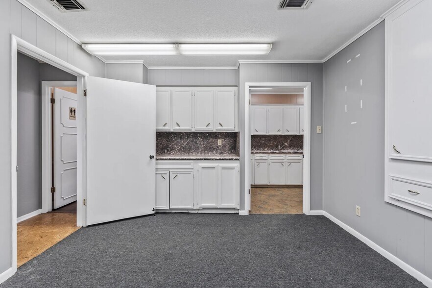 More Photos Of 1911 22nd St, Huntsville General Retail For Lease