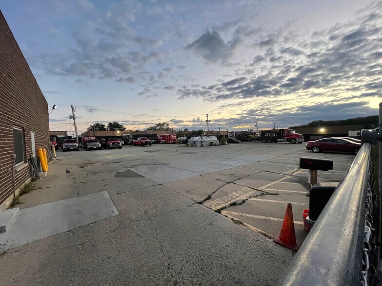 More Photos Of 1539 Bourbon Pky, Streamwood Warehouse For Sale