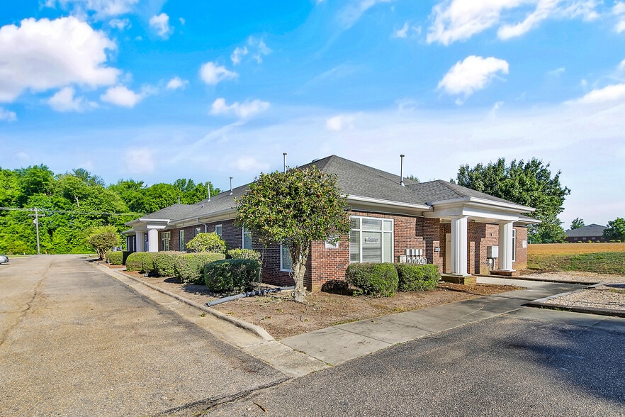 More Photos Of 303-305 Tilghman Dr, Dunn Medical For Lease