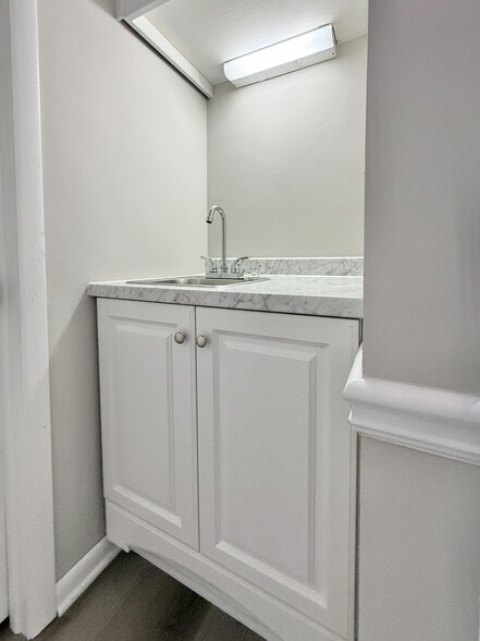 More Photos Of 11285 elkins Rd, Roswell Office Residential For Lease