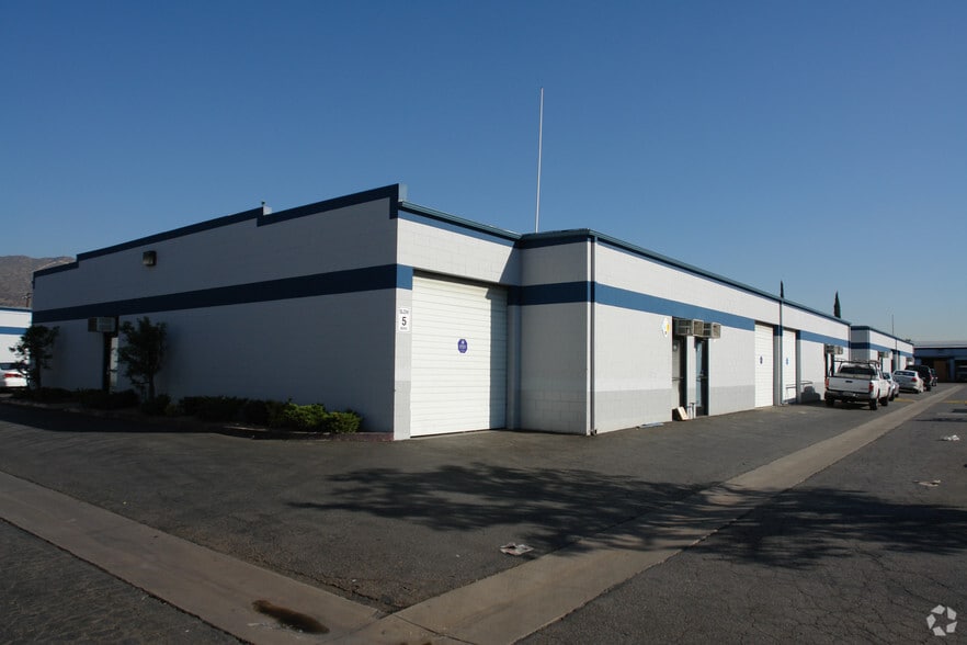 More Photos Of 820-830 Thompson Ave, Glendale Manufacturing For Lease