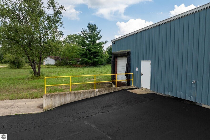 More Photos Of 910 Industrial Dr, Mount Pleasant Warehouse For Sale