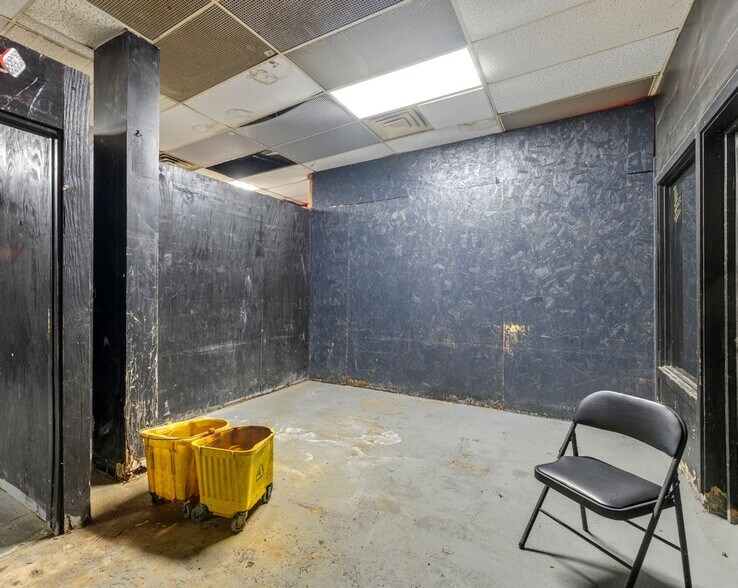 More Photos Of 10550 Gulf Fwy, Houston Light Distribution For Lease