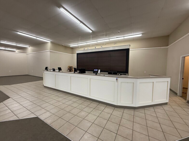 More Photos Of 221 S Poplar St, Elizabethtown General Retail For Lease