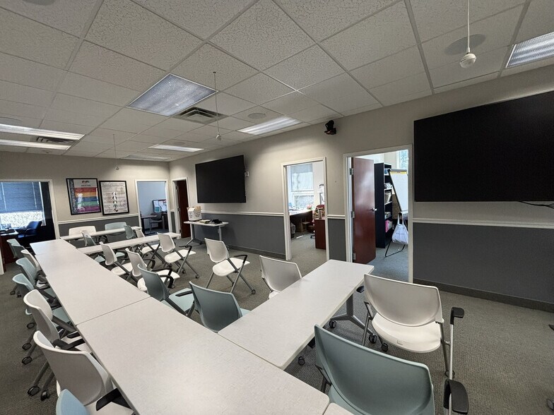 More Photos Of 875 Centerville Rd, Warwick Office For Sale