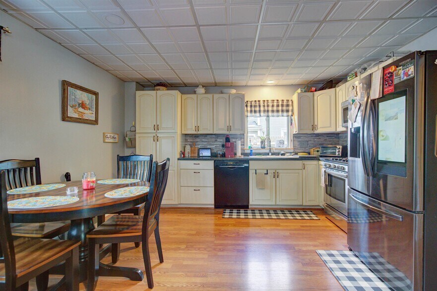 More Photos Of 17 Wilder St, Conway Hotel For Sale