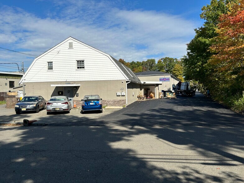 Primary Photo Of 32 Pier Ln W, Fairfield Manufacturing For Lease