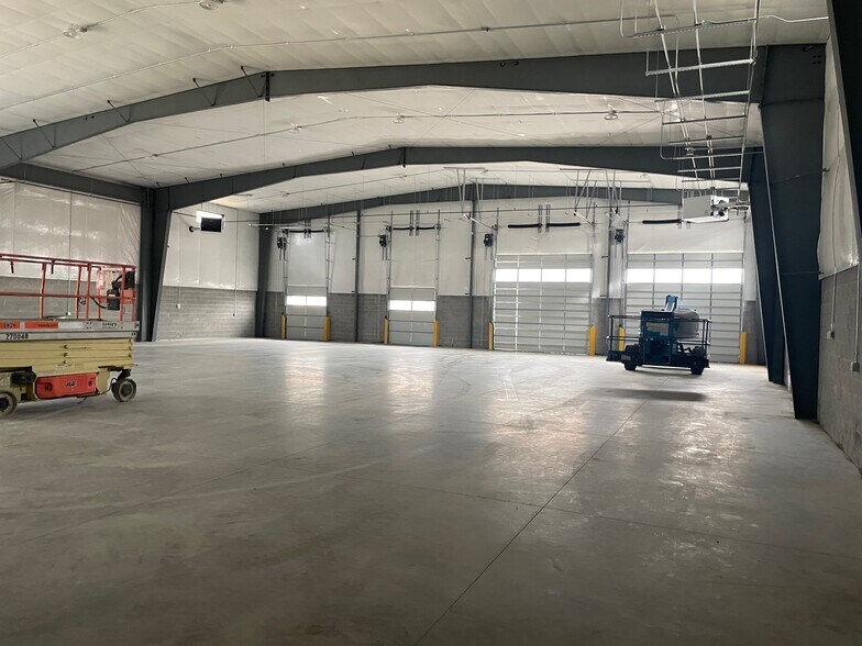 More Photos Of 255 Needmore Rd, Clarksville Warehouse For Lease