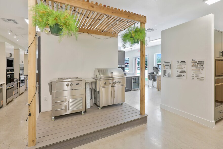 More Photos Of 201 W Main St, Gunter Showroom For Sale