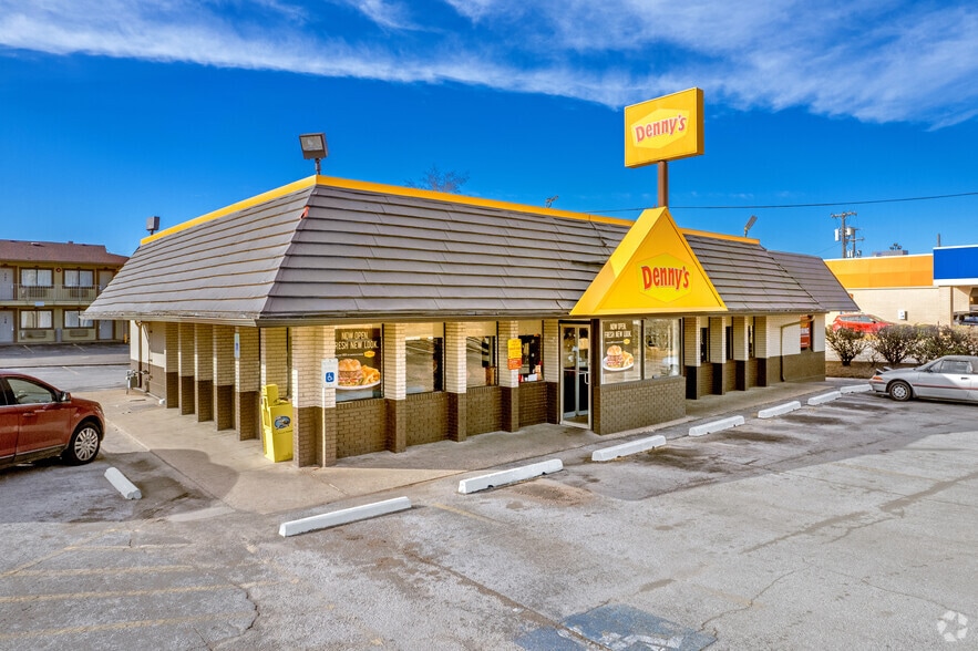 Primary Photo Of 3422 W Gentry Pkwy, Tyler Restaurant For Lease