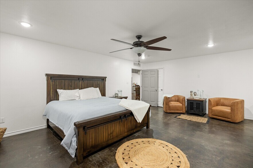 More Photos Of 1817 S Morgan St, Granbury Auto Dealership For Sale