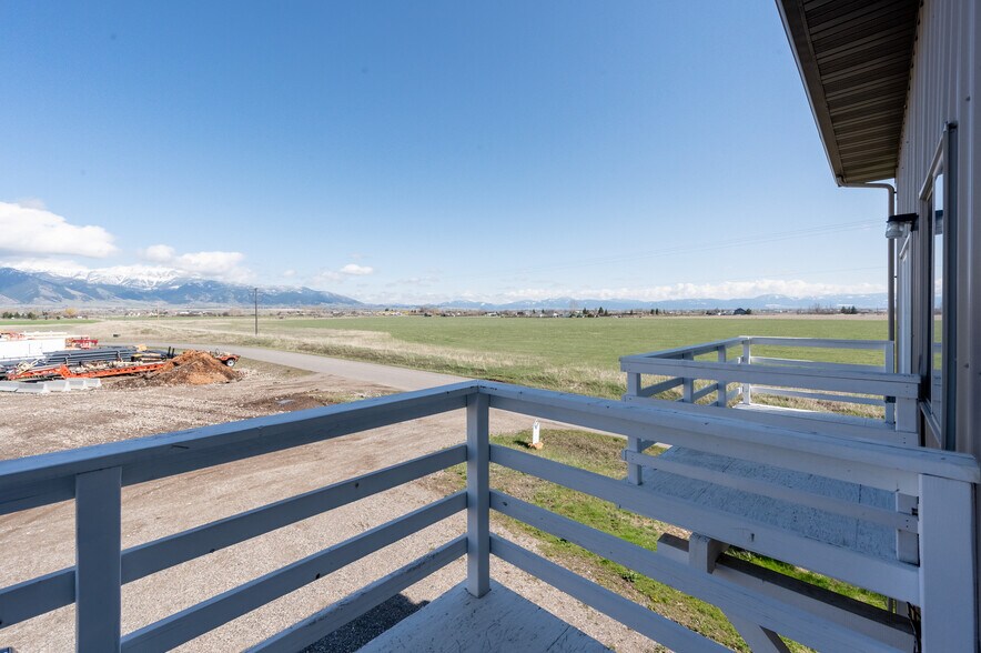 More Photos Of 211 Jetway Dr, Belgrade Flex For Sale