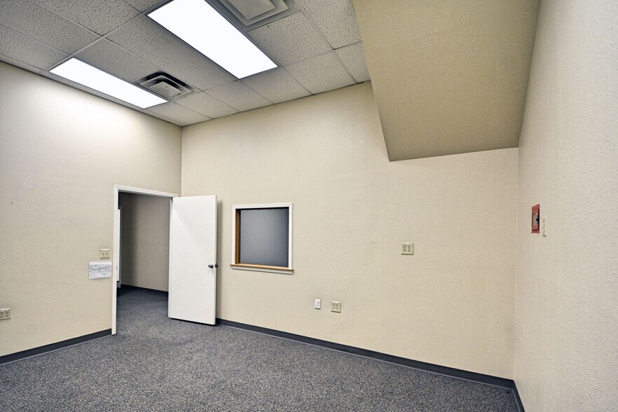 More Photos Of 109-111 N River St, Seguin Office For Sale