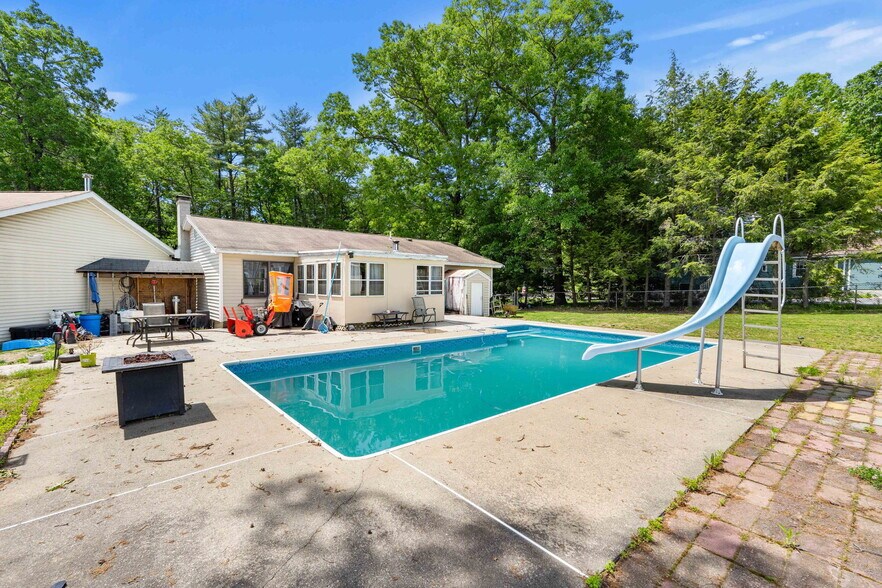 More Photos Of 25 Beacon St, Amesbury Showroom For Sale