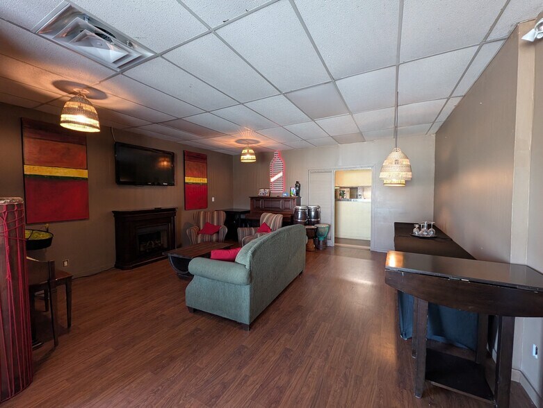 More Photos Of 5814 Riverside St, Abbotsford Storefront Retail Office For Lease