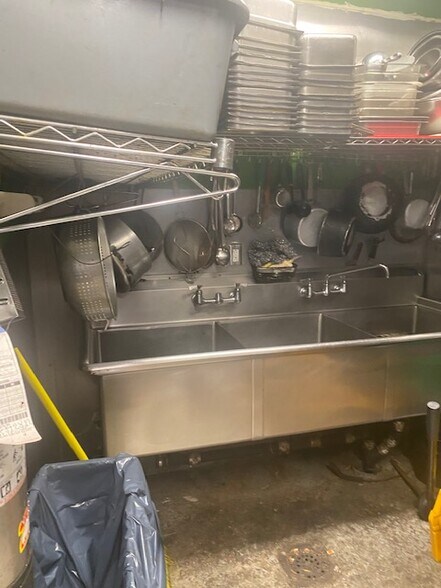 More Photos Of 726 Courtlandt Ave, Bronx Restaurant For Lease