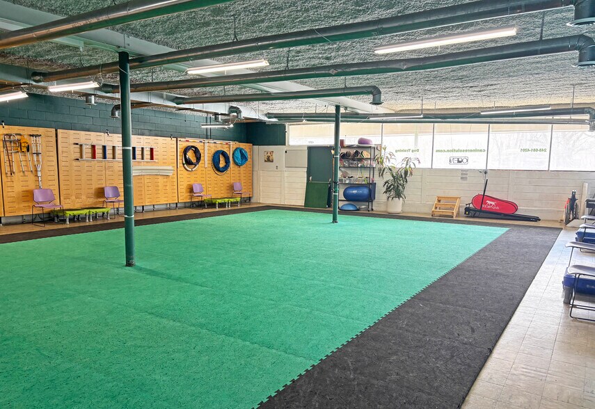 More Photos Of 4180 W Walton Blvd, Waterford General Retail For Sale