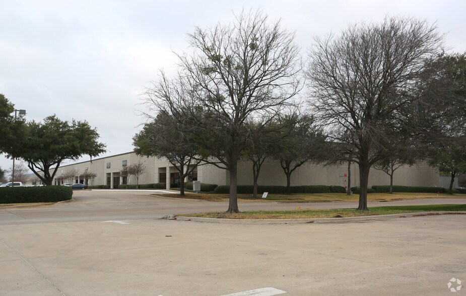 More Photos Of 1100 Valwood Pky, Carrollton Distribution For Lease