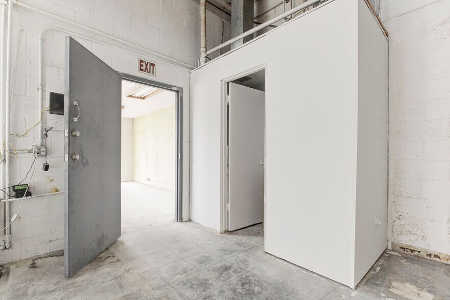 More Photos Of 9110 Dice Rd, Santa Fe Springs Warehouse For Sale