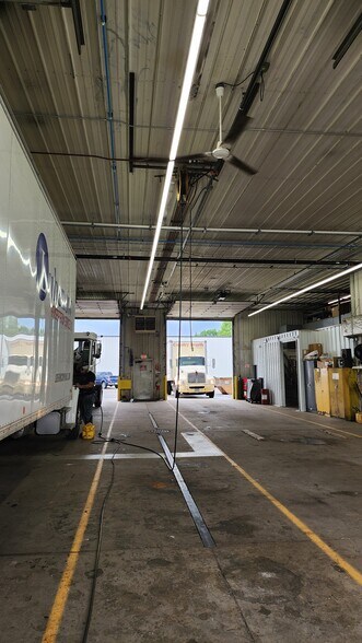 More Photos Of 3070 Commodity Ln, Green Bay Truck Terminal For Sale