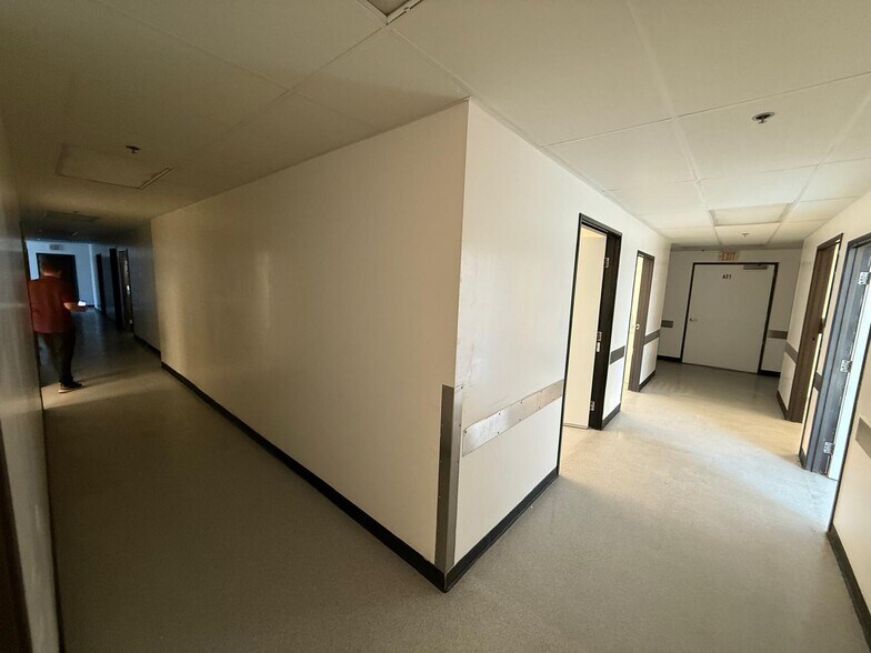 More Photos Of 7979-7989 Vickers St, San Diego Flex For Lease