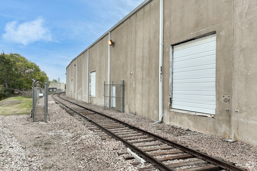 More Photos Of 2301 W Commerce St, Dallas Distribution For Lease