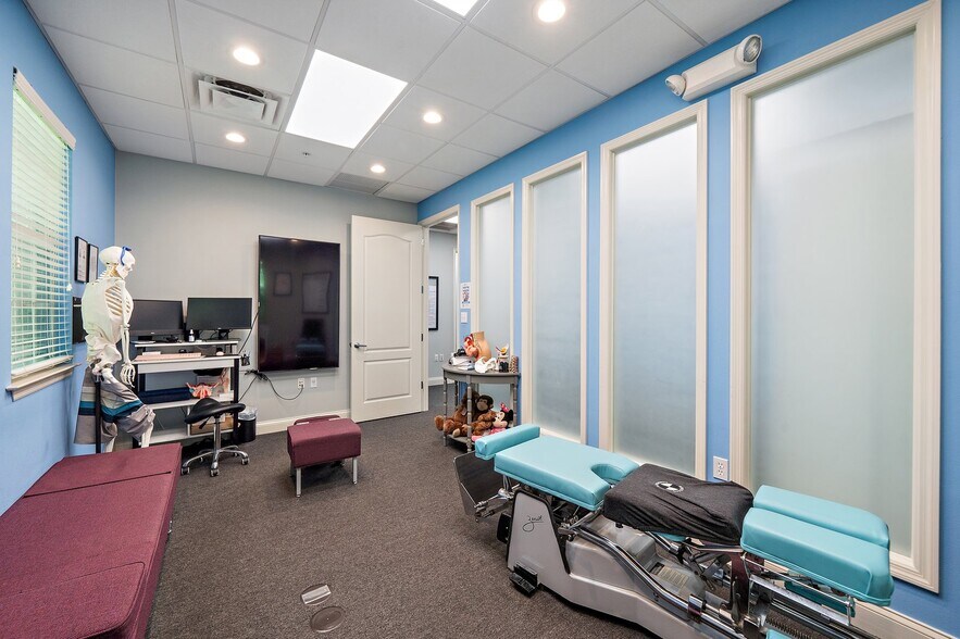 More Photos Of 5652-5654 Marquesas Cir, Sarasota Office For Lease