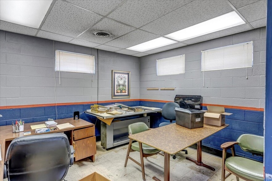 More Photos Of 417 Chastain Blvd W, Glencoe Warehouse For Sale